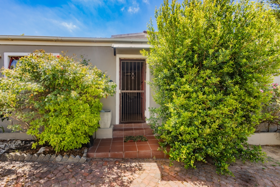 6 Bedroom Property for Sale in Uitzicht Western Cape